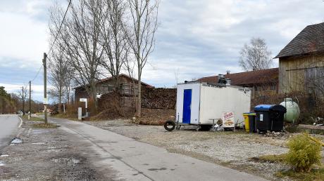 Der Imbiss-Stand, der über 20 Jahre in Utting am Ortsausgang Richtung Schondorf stand, ist inzwischen verschwunden, nachdem das Landratsamt gegen den „Schwarzbau“ vorgegangen war. 	 	