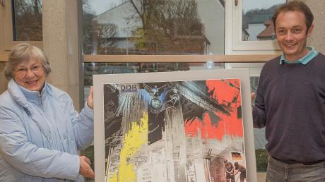 Die Künstlerin Ute Kirchhof (im Bild mit dem Kulturreferenten Hans-Hermann Weinen) stellt im Herrschinger Rathaus aus. 	 	