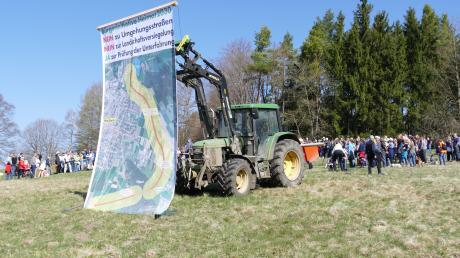 Die Bürgerinitiative „Heimat 2030“ protestierte 2018 gegen die Flächenversiegelung durch Umfahrungen, befürwortete aber einen Tunnel unterhalb der Stadt Weilheim. 