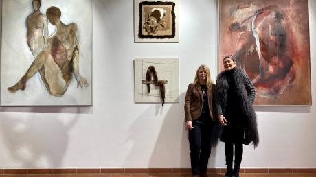 Katinka Schneweis (rechts) und Kuratorin Silvia Dobler haben bis zuletzt am Konzept der Wanderausstellung im Schondorfer Studio Rose gefeilt.  