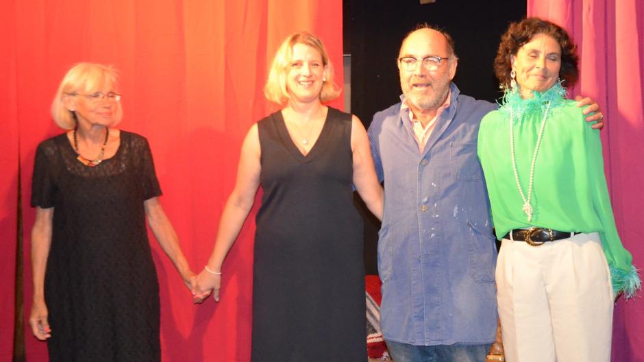 Die Mitwirkenden der Commedia Dießen bei der Premiere von „Ich liebe mich“ (von links): Margot Netter (Souffleuse), Kathrin Stork, Alois Kramer und Christa Schlangenhaft.