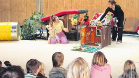 Die Schüler der Grundschule Emersacker erfreuten sich an der vom Abfallwirtschaftsbetrieb des Landkreises Augsburg gesponsorten Aufführung des Stücks „Bärohnearm und die sieben Müllzwerge“ vom Theater Eukitea.  