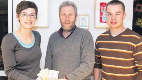 Patricia Higl und Dominik Gerbing (rechts) überreichten Kurt Nießner vom Familienzentrum Meitingen eine Spende von rund 1000 Euro. 