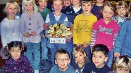 Äpfel essen macht Spaß. Im Zuge des Schulfruchtprogramms erhalten die Buben und Mädchen der Aystetter Grundschule jeden Dienstag eine kostenlose Portion frisches Obst. 