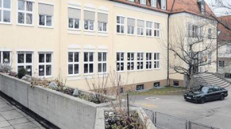 Die Schule in Horgau kann nicht einfach abgesperrt werden. Die Sicherheit der Schulkinder im Gebäude soll trotzdem verbessert werden.  