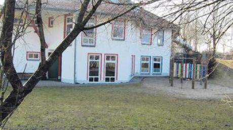 An der Nordseite des bestehenden Kindergartens will die Gemeinde Kutzenhausen den Anbau für die Kinderkrippe platzieren. 