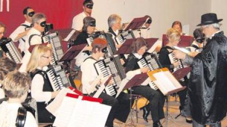 Das Akkordeonorchester Biberbach spielt beim Konzert neben vielen musikalischen Leckerbissen die „Maske des Zorro“. 