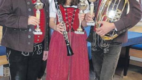 Sie haben bei den Schmuttertaler Musikanten am fleißigsten geprobt und bekamen dafür Pokale: (von links) Bernhard Ramminger, Julia Ramminger und Max Müller.  