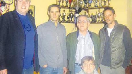 Der Vorstand der RK Nordendorf (von links): Bernd Rochna, Sebastian Weglehner, Raimund Wagner und Michael Weglehner sowie (sitzend): Alfred Leutenmayer. 