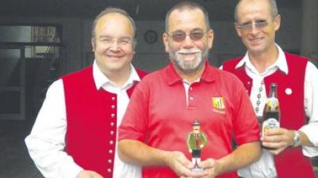 Der Vorsitzende Paul Metz (links) und der der zweite Vorsitzende Hans Seitz dankten Helmut Schenkyr für seinen Einsatz im Musikverein Leitershofen.  