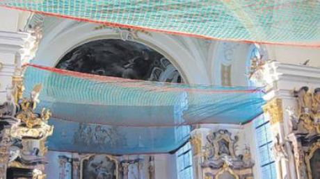Der „gefallene Engel“, der im Herbst vergangenen Jahres von der Decke der Abteikirche fiel, ist für die Abtei eine große finanzielle Belastung. Derzeit sind Netze unterhalb der Decke gespannt, um die Kirche im Jubiläumsjahr überhaupt nutzen zu können. 
