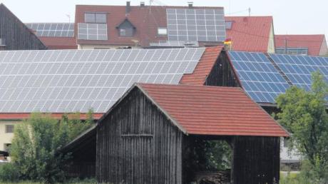Gessertshausen will verstärkt auf Photovoltaik setzen. Dann könnte es in der Gemeinde ähnlich aussehen wie hier in Gablingen. 