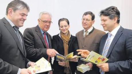 Bei der Vorstellung der neuen Broschüre ReAL West (von links): Hermann Scherer, Walter Aumann, Karin Schaumann, Max Stumböck und Karl Rau. 