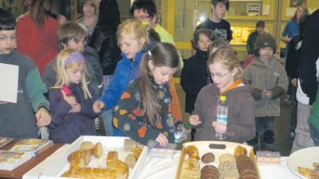 Trockenes Brot und Wasser gab es zum Abschluss einer Fastenaktion an der Grund- und Mittelschule Zusmarshausen. Die Schülerinnen und Schüler griffen aber gerne zu. 