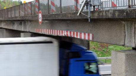 Knapper als knapp geht es manchmal zu, wenn die Lastwagen unter den Autobahnbrücken durchbrausen – so wie hier unter der Brücke zwischen Adelsried und Streitheim, die von einem Tieflader beschädigt wurde. 