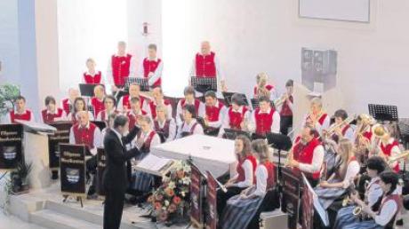 Die Musikkapelle Ellgau beim Konzert in der Kirche St. Ulrich. Am Ende war das Publikum begeistert.  
