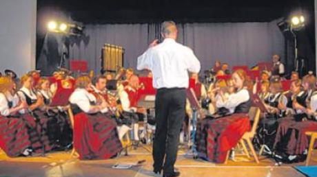 Dirigent Manfred Übele ist mit dem Großen Blasorchester voll in seinem Element. 