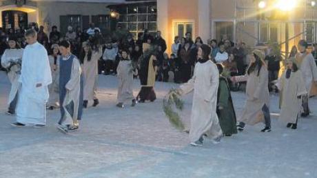 Jesus zieht mit Levi und den Jüngern in Jerusalem ein – Szenenfoto zum Kreuzweg der Jugend im Hof von Kloster Holzen. 