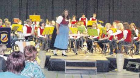 Das Jugendblasorchester Biberbach begeisterte beim Früjahrskonzert mit Carolin Pröll (Mitte). 