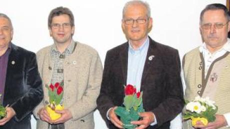 Für ihre langjährige Treue zum Obst- und Gartenbauverein wurden geehrt: (von links) Erwin Kröpfl, Otto Völk, Georg Hölzl und Alfred Schnelzer. 