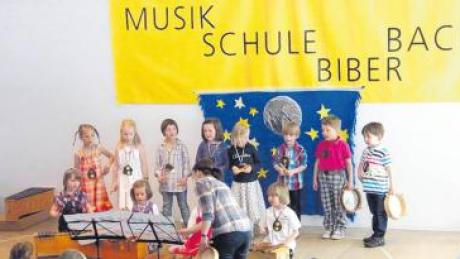 Beim Info-Konzert der Musikschule Biberbach zeigten die Kinder der Musikalischen Früherziehung unter der Leitung von Carolin Jantschura, was sie schon alles gelernt hatten.  