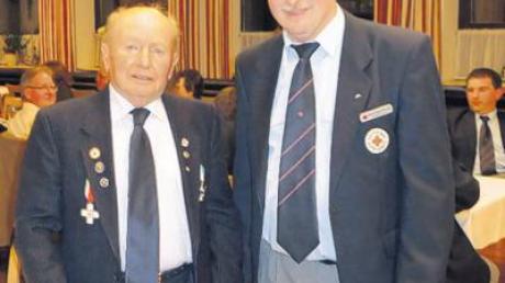 Johann Egge (links) aus Wollishausen ist seit über 75 Jahren beim Roten Kreuz. Neben ihm Reinhold Knoll, Vorsitzender der Rotkreuz-Bereitschaft Fischach. 