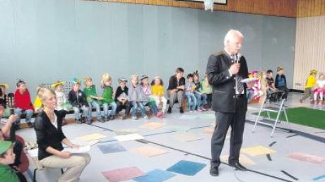 Bürgermeister Bernhard Walter hielt die Festansprache zum  30-jährigen Bestehen des Kindergartens in Altenmünster. Kindergartenleiterin Gabi Albrecht (links) hört aufmerksam zu. 