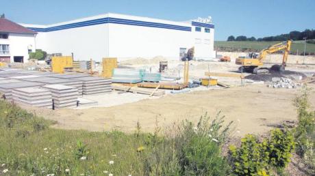 Sortimo International in Zusmarshausen baut schon wieder: Direkt neben dem 2009 eröffneten Logistikzentrum entsteht gerade ein Werk für die Serienfertigung von Faserverbundwerkstoffen. 