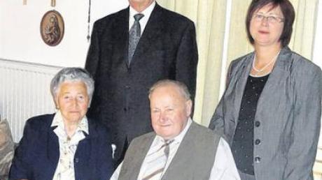 Seit 60 Jahren sind sie verheiratet: Josefine und Johann Lenzgeiger (vorne) aus Adelsried. Es gratulierten Bürgermeisterin Erna Stegherr-Haußmann und Pfarrer Herbert Hermle.  