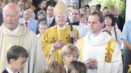 Weihbischof Dr. Anton Losinger hält Einzug in die Pfarrkirche St. Johann Baptist. Zum Weihejubiläum hielt er den Dankgottesdienst. Links im Vordergrund der Ortspfarrer Pater Herbert Hermle. 