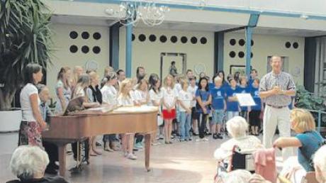 Der Heimleiter freute sich, dass die Chorklasse des Neusässer Gymnasiums unter der Leitung von Veronika Wersin im Westheimer Notburgaheim mit einem vielfältigen Programm zu Gast sind.  