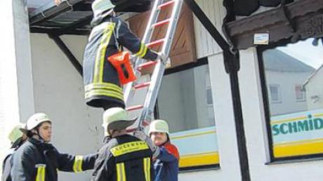 Über die Leiter retteten die jungen Feuerwehrler zwei der Opfer vom Dach des Gebäudes bei der Großübung in Steppach. 