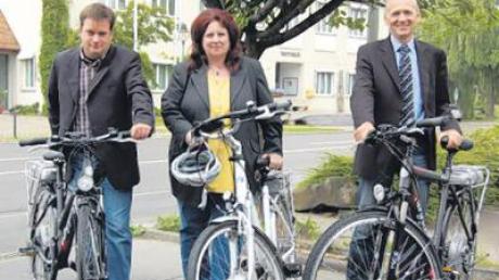 Eine Runde auf den neuen E-Bikes haben bereits (von links) Fahrradhändler Alexander Durz, Bürgermeisterin Claudia Schuster und Ulrich Endraß, Kommunalbetreuer der LEW, gedreht. 