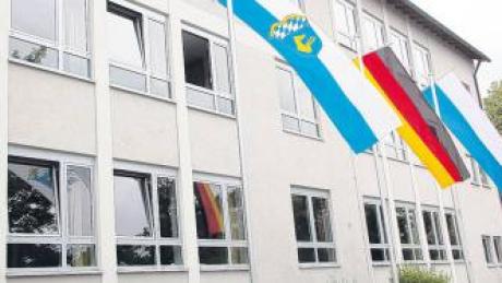 Um mehr Schüler für die Schule Thierhaupten wirbt Bürgermeister Franz Neher bei den Nachbargemeinden Münster und Holzheim im Landkreis Donau-Ries. 