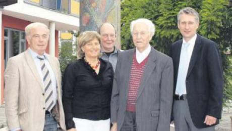 Gratulation für Vitus Wagner zum 90. Geburtstag. Das Bild zeigt (von links): Dr. Manfred Nozar, Tochter Anne Güller, Franz Reiter (als Vertreter des Pflegeheims), Vitus Wagner und Hansjörg Durz. 
