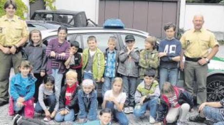 17 Kinder des Horts Maria, Hilfe der Christen aus Stadtbergen besichtigten die Polizeiinspektion Zusmarshausen. 