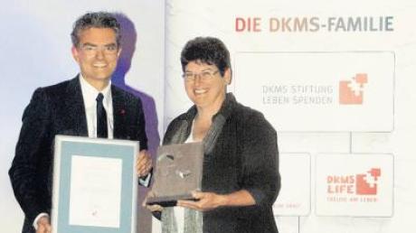 Brigitte Lehenberger und Stephan Schumacher bei der Übergabe des DKMS-Ehrenpreises in Würzburg. 