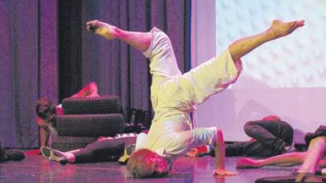 Daniel Zaboj begeisterte bei seiner Show „TanzArten“ mit akrobatischen Hip-Hop-Einlagen im Bürgersaal Stadtbergen.