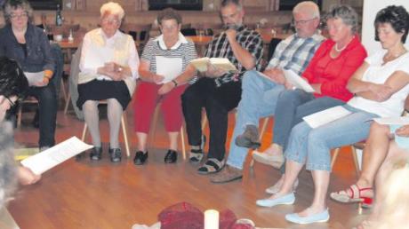 Gudula Müllegger aus dem Fachbereich Gemeindeentwicklung der Diözese (links) informierte in Ellgau über „Kleine Christliche Gemeinschaften“. Zum „Bibelteilen“ versammelten sich die Teilnehmer im Kreis um eine Kerze. 