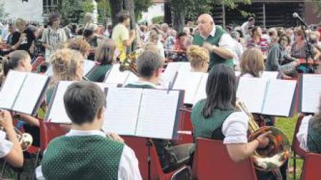 Musikalische Unterhaltung auf italienische Art lieferte das Jugendblasorchester Lützelburg seinen 500 Zuhörern. 