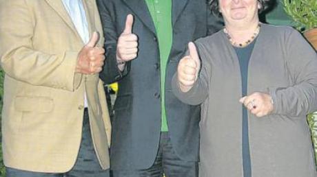 Nominierung von Johannes Münch (Mitte) als Bürgermeisterkandidat der Grünen. Es gratulieren 3. Bürgermeister Paul Reisbacher und Landtagsmitglied Christine Kamm. 