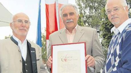 An Bürgermeister Otto Völk (Mitte) übergaben Professor Dr. Werner Hupka (links) und Rudolf Schönle die Urkunde für die Ehrenmitgliedschaft im Partnerschaftsverein Diedorf-Bonchamp. 
