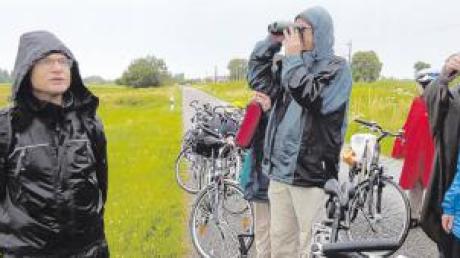 Teilnehmer informierten sich über das FFH-Gebiet Schmuttertal bei einer Radtour. Vorne links im Bild Agraringenieur Andreas Fuchs. 
