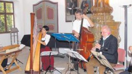 Konzert der Hofmark-Musikanten in Thierhaupten (von links): Erich Hofgärtner, Angela Hofgärtner, Johannes Schmauch, Hartmut Betz und Gertraud Wiesbeck begeisterten. 