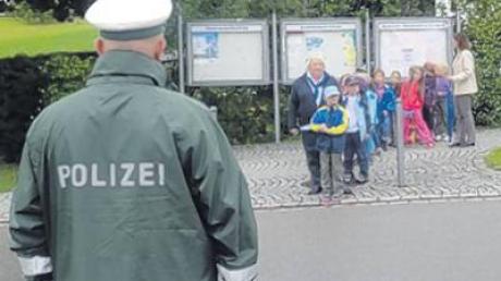 Gemeinsam mit einem Beamten der Polizei Zusmarshausen und ihren Erzieherinnen probten die Vorschulkinder ihren künftigen Schulweg.