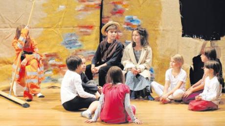 Bei einem Theaterworkshop in Diedorf lernten Kinder etwas über die Schauspielkunst und führten am Schluss das Stück „Momo“ auf. 