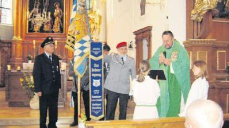 Pfarrer Mathias Kotonski weihte die renovierte, 85 Jahre alte Fahne des Kameraden- und Soldatenvereins Gablingen beim Festgottesdienst zum 135-jährige Bestehen. 