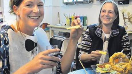 Sandra Nentwich (links) und Gabi Hohmann genießen die selbst gemachte Pizza á la Matisse. 