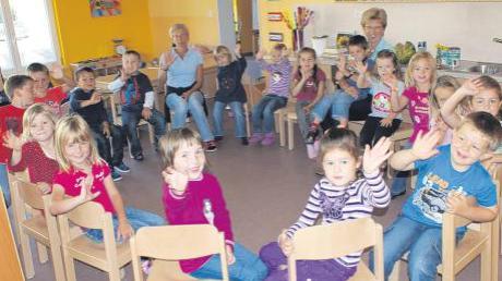 Mit Leben erfüllen die Ellgauer Kindergartenkinder ihr neues „Zuhause“ im Ellgauer Mehrzweckhaus. Mit ihnen freuen sich Kindergartenleiterin Hildegard Schafnitzel (rechts) und Kinderpflegerin Annemarie Fleischmann. 