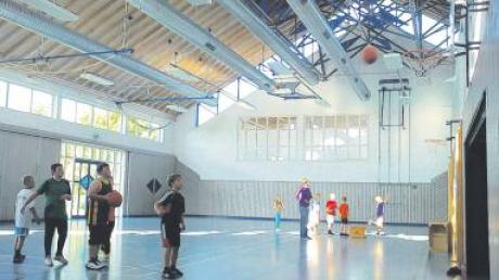Konzentriert und engagiert beim Korbwurf: Nachwuchskorbjäger beim Basketball-Schnuppertraining in Diedorf. 